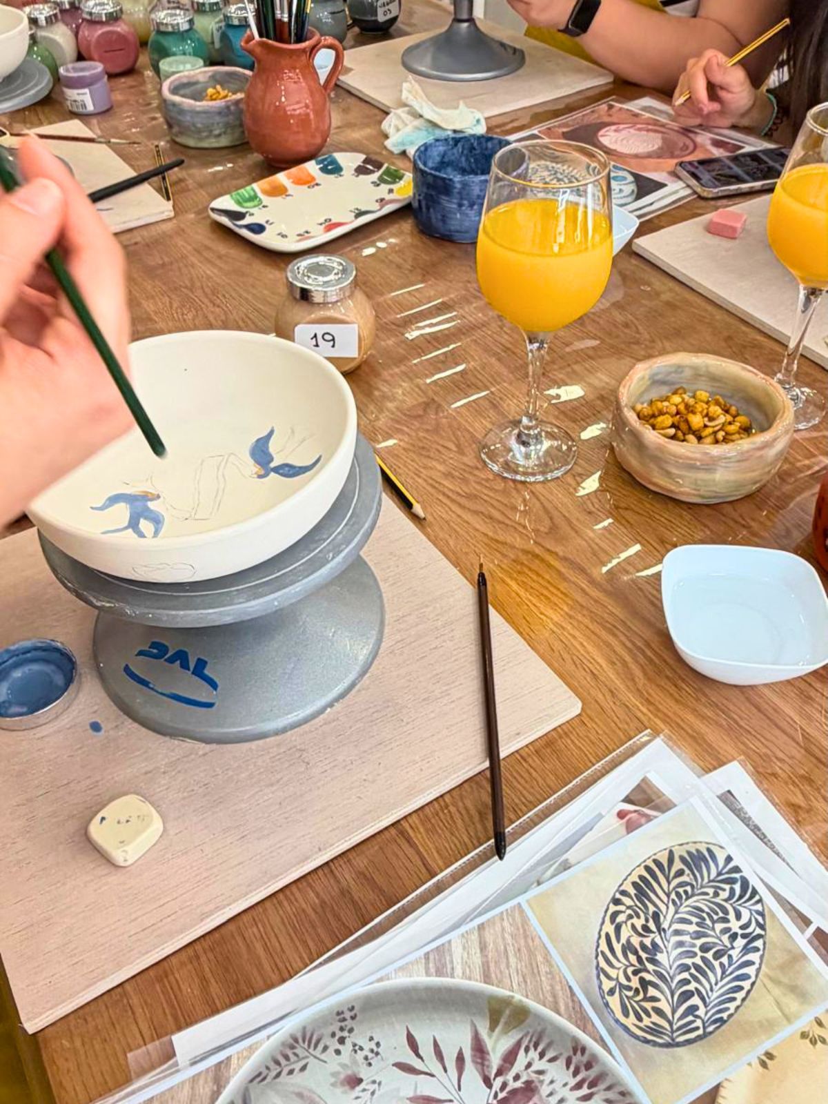 Mesa del taller Pinta tu pieza con cerámica, pinceles, pintura y refrescos en El Taller de Grace